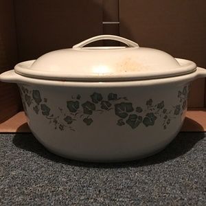 Corelle Coordinates CALLAWAY Green IVY Stoneware - 2.5 qt dish with lid